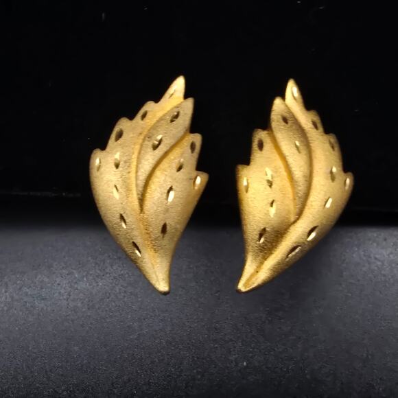 Keys Gold Tone Clip On Screw Back Earrings Bud Leaf Shape Vintage - Picture 8 of 8